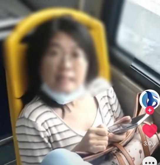 关你屁事 赖车女乘客累坏公交司机，全程只会“关你屁事？”