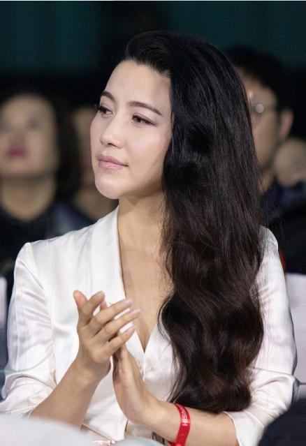 颜丙燕|影后颜丙燕，49岁的她，依旧是单身一人！光芒四射的影后也愁嫁