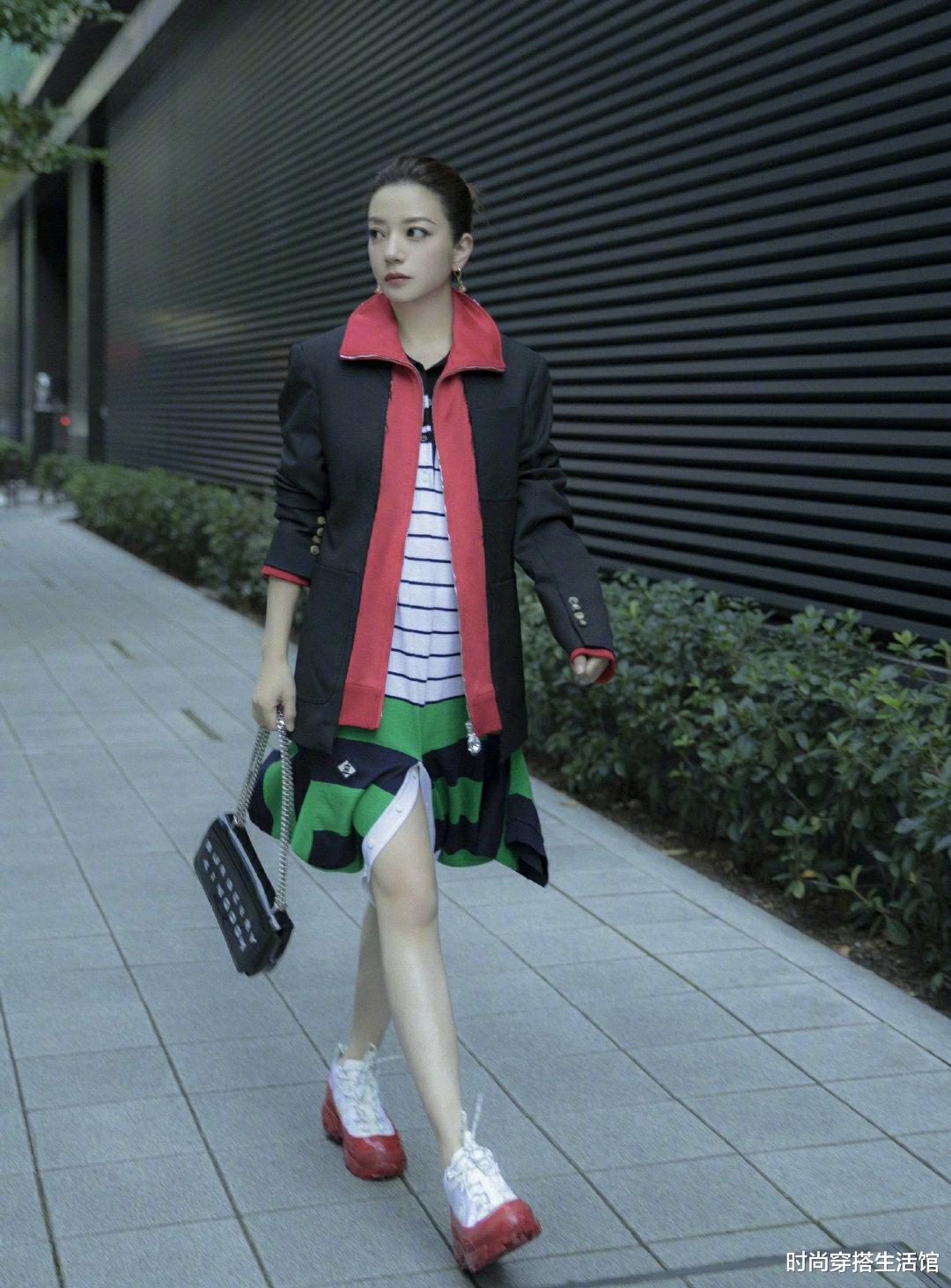 赵薇|赵薇疯了吧？把羽绒服剪了拼在西服下，为博眼球够拼