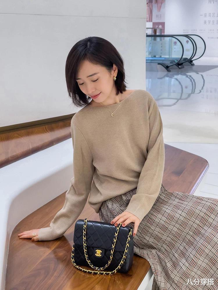 八分穿搭 想要穿出女人味？试试“毛衣+半身裙”吧，比你想象中更时尚温柔