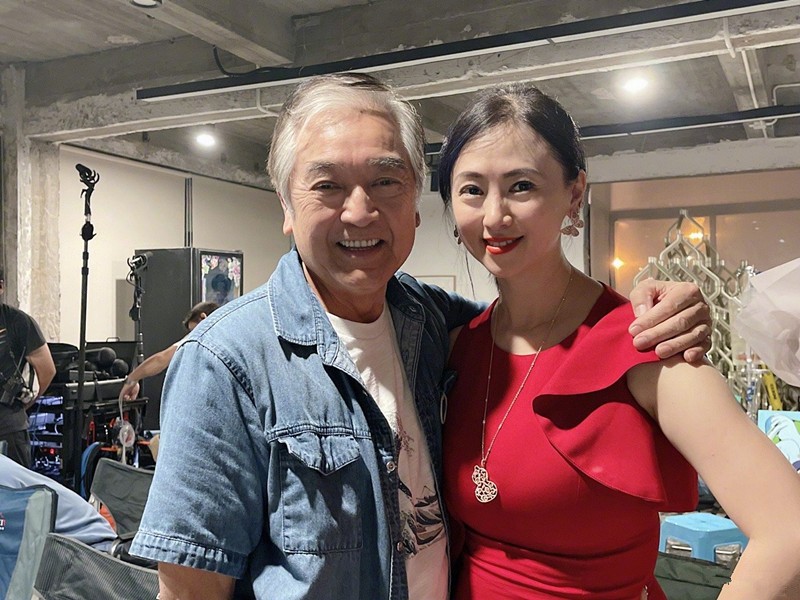 潮流新风 翁虹年逾知命风韵犹在，53岁肤白无皱纹，穿红色修身裙分外妖娆