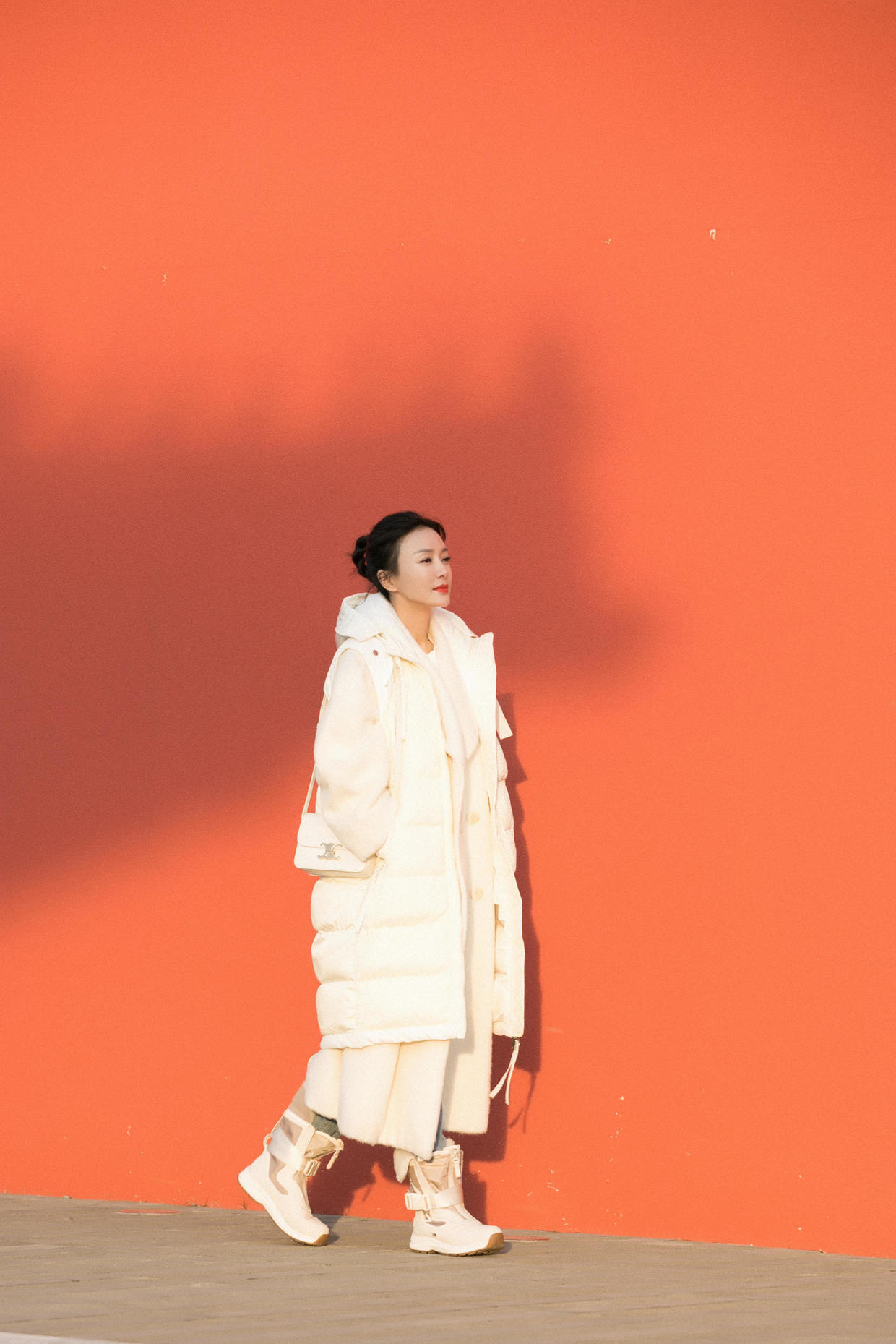 秦岚|秦岚穿白色真好看，羽绒服大衣叠穿时尚保暖，气质甜美身材傲人