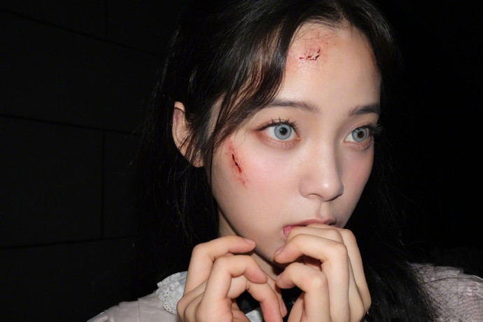 万圣节|女星过万圣节：林允扮红唇恶魔，欧阳娜娜又奶又酷，何超莲陪侄女