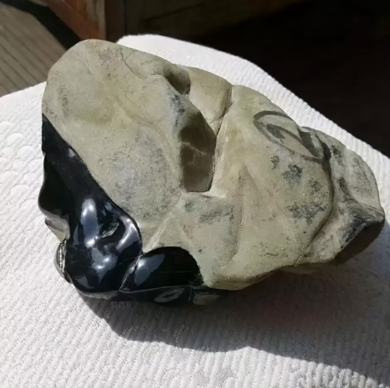 古钱币|捡大漏！1.8万淘来的翡翠原石，切出30块墨翠大牌，老板懵了