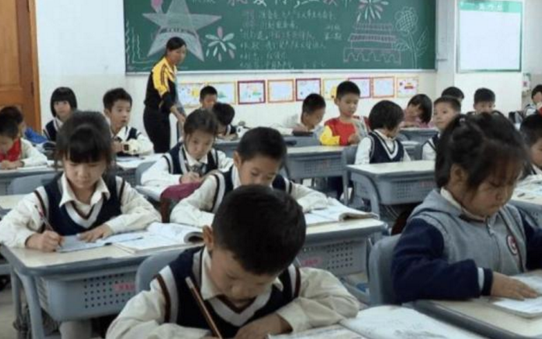 大树说教育|因姓名有103画,学生期末考试当场急哭,监考老师:我都不认识