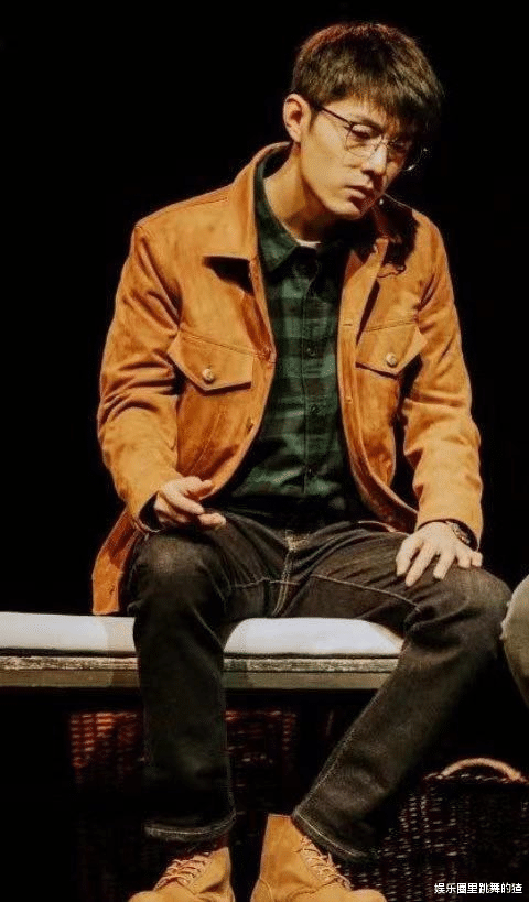 肖战|肖战代替胡歌演话剧，看到剧照后，网友：这就是偶像和演员的差距