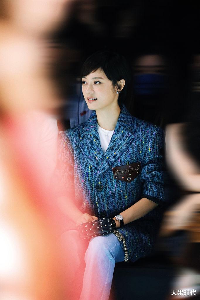 孙俪|孙俪不再低调，穿花织毛呢西服配牛仔裤干练优雅，瞬间占据C位