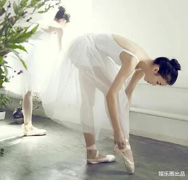 金晨|金晨10年前跳舞旧照曝光，穿天鹅裙造型甜美，舞姿曼妙少女感十足