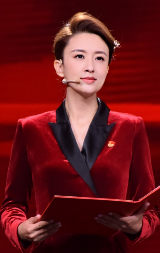 何有强|著名主持人张蕾魅力全开！穿红色丝绒的西装连体裤气场满分，真美