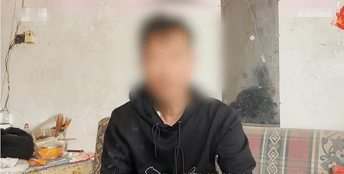 谋稻粱矣 赊账不成，男子威胁要砍他小孩，不久之后传来了妻子的惨叫声