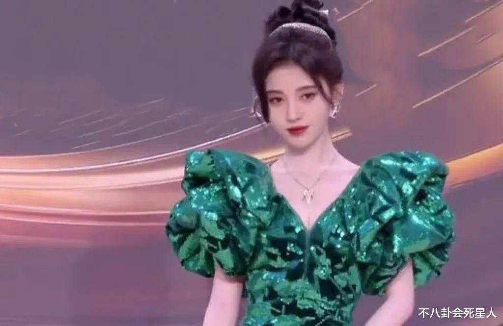 鞠婧祎|矮个女星红毯成“灾难”！五五分、踩恨天高，鞠婧祎全身照看傻眼