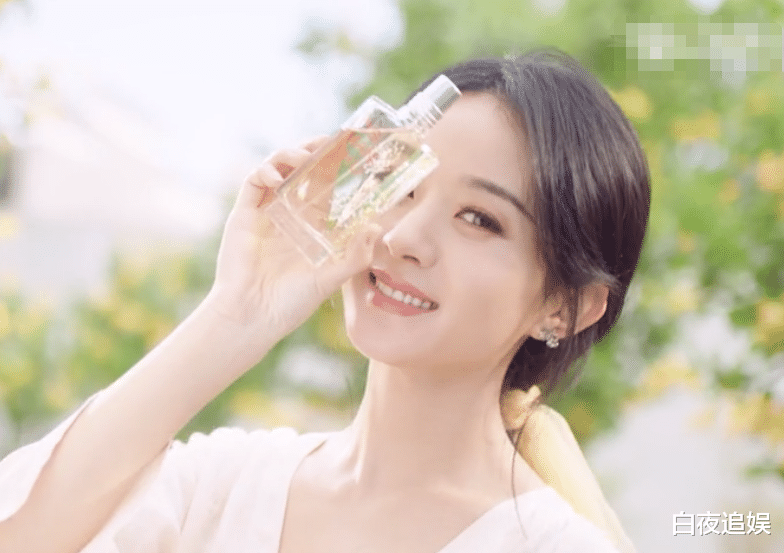 赵丽颖|赵丽颖代言新产品，33岁状态嫩如少女，怼脸镜头看愣了网友