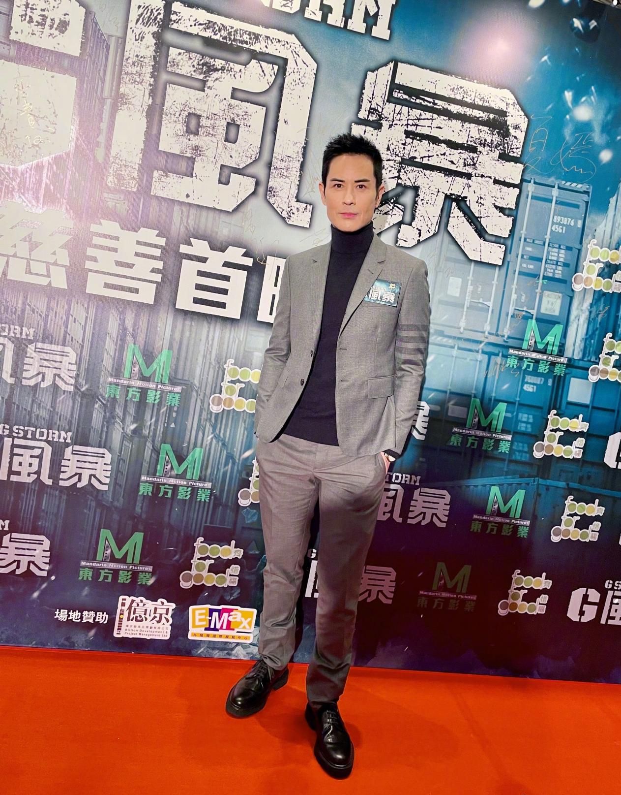 郑嘉颖|郑嘉颖高调秀全家福，两个儿子呆萌可爱，一家四口热闹幸福