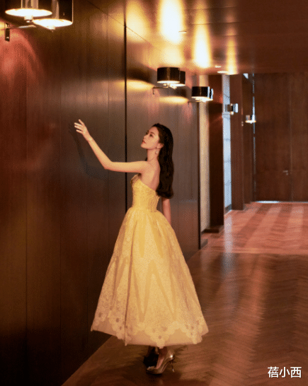 蓓小西|文咏珊未婚就这么敢穿了！一袭挂脖露背裙气质惊艳，侧边看好吸睛