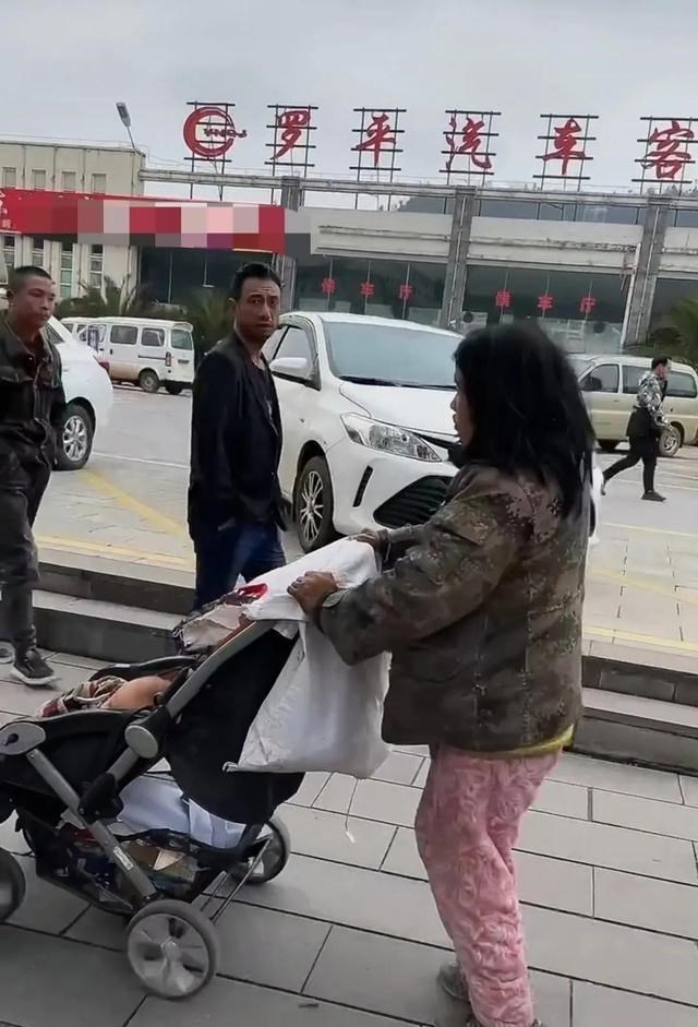 寒风中,云南曲靖残疾女子带幼儿流浪街头,孩子裤子湿了都没换