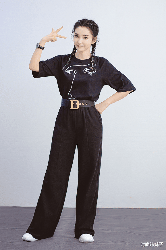 司藤|48岁李冰冰愈发“不羁”！真空穿西装拍大片，难怪能交到小鲜肉男友