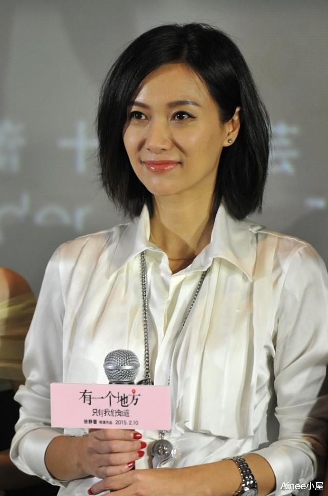 Ainee小屋|徐静蕾也是“腿精”，穿短裤双腿又直又长，配白衬衫有“御姐”感