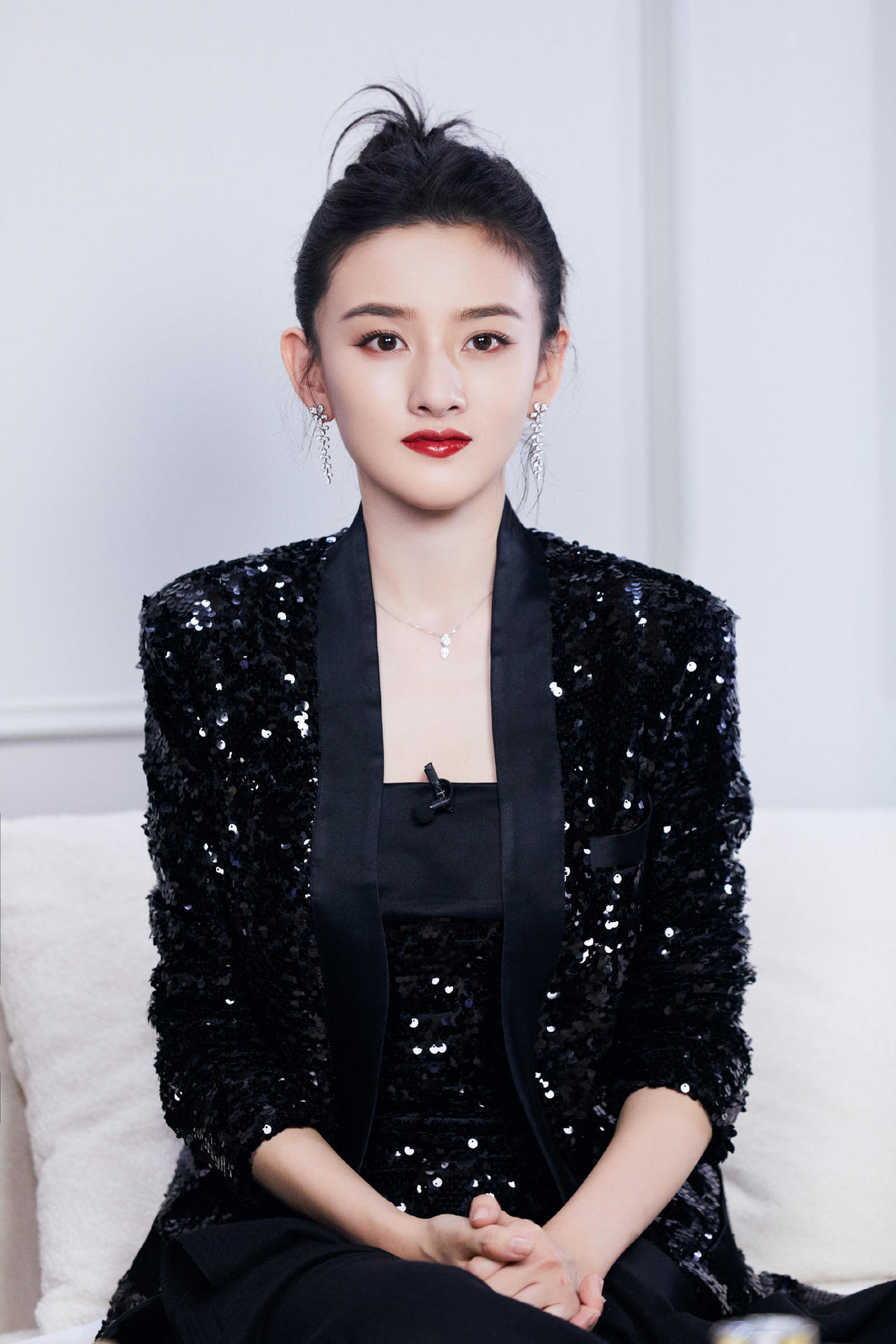 何有强 宋祖儿私服搭配也美到爆!穿短夹克配抹胸走机场,随意夹发太洋气