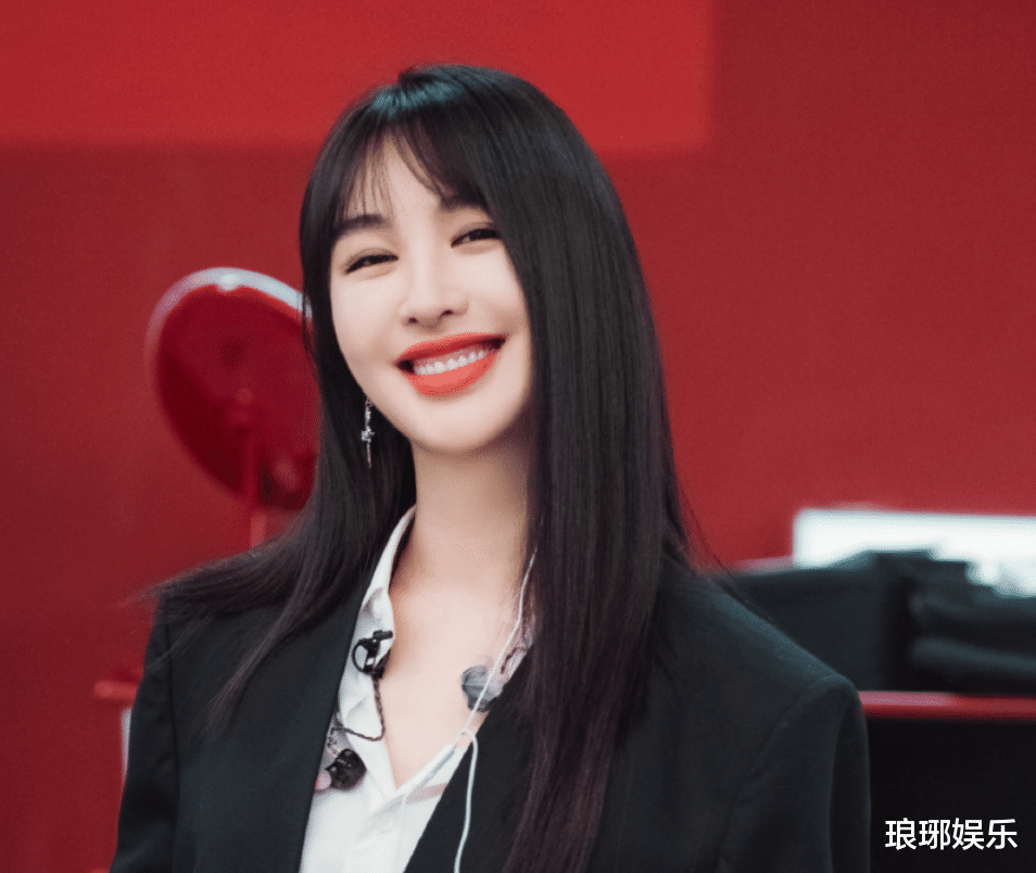 李菲儿|黄晓明和李菲儿坐在一起时，反应却不对劲，表面功夫都不做？