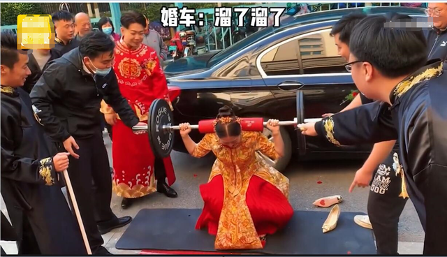山东烟台,新娘大喜之日,惨遭同学追债,当场被罚,新郎却袖手旁观