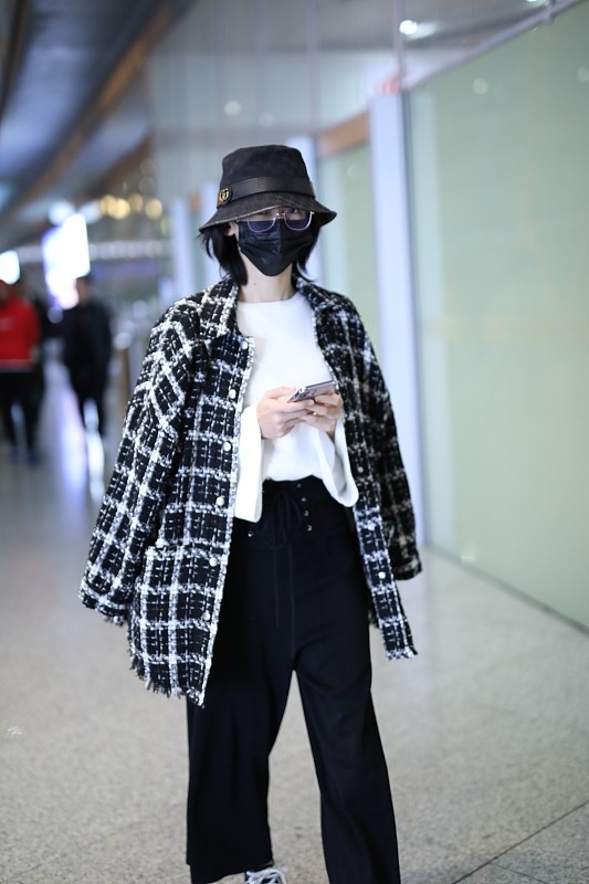 服饰|“郑恺老婆”苗苗真会穿，黑白小香风外套配阔腿裤，不露脸都很美