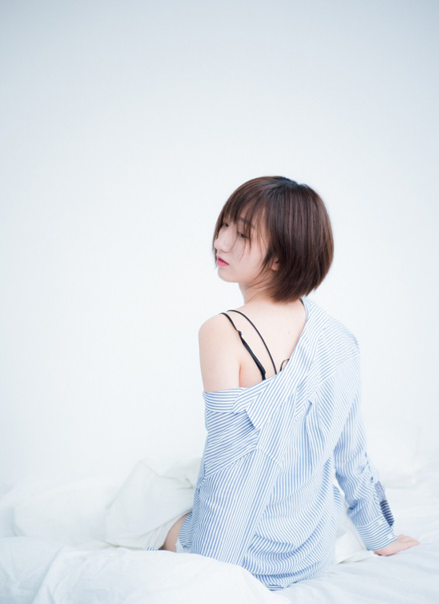 健身|食色131——高清美女写真套图：短发条纹衬衫美少女