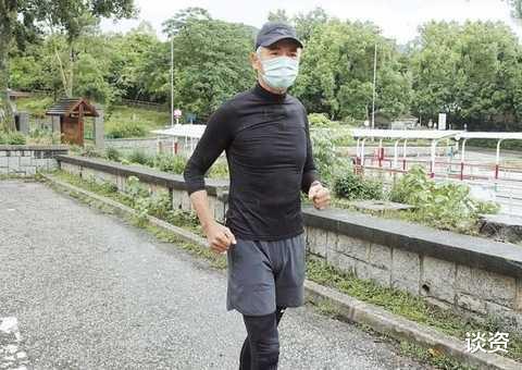 周润发|66岁周润发晨跑被偶遇，两鬓斑白显憔悴，身材却不输小鲜肉