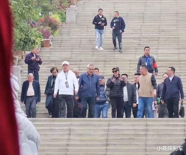 刘晓庆|刘晓庆回老家购买墓地，声势浩大阵仗强，家乡领导全程陪同！