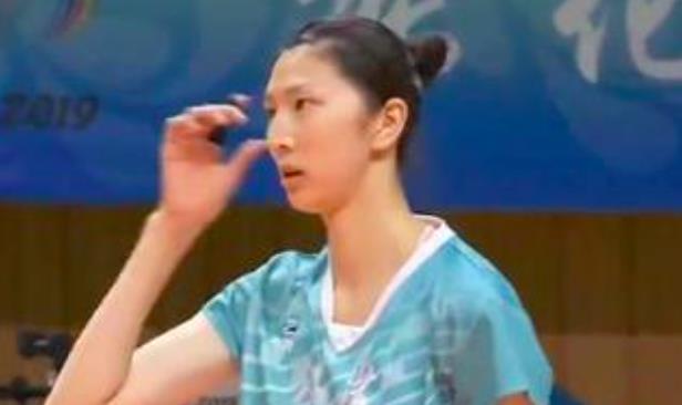 赵月看花花|中国女排人才井喷，江苏7连胜力压天津拿第1，1米96万梓玥立大功