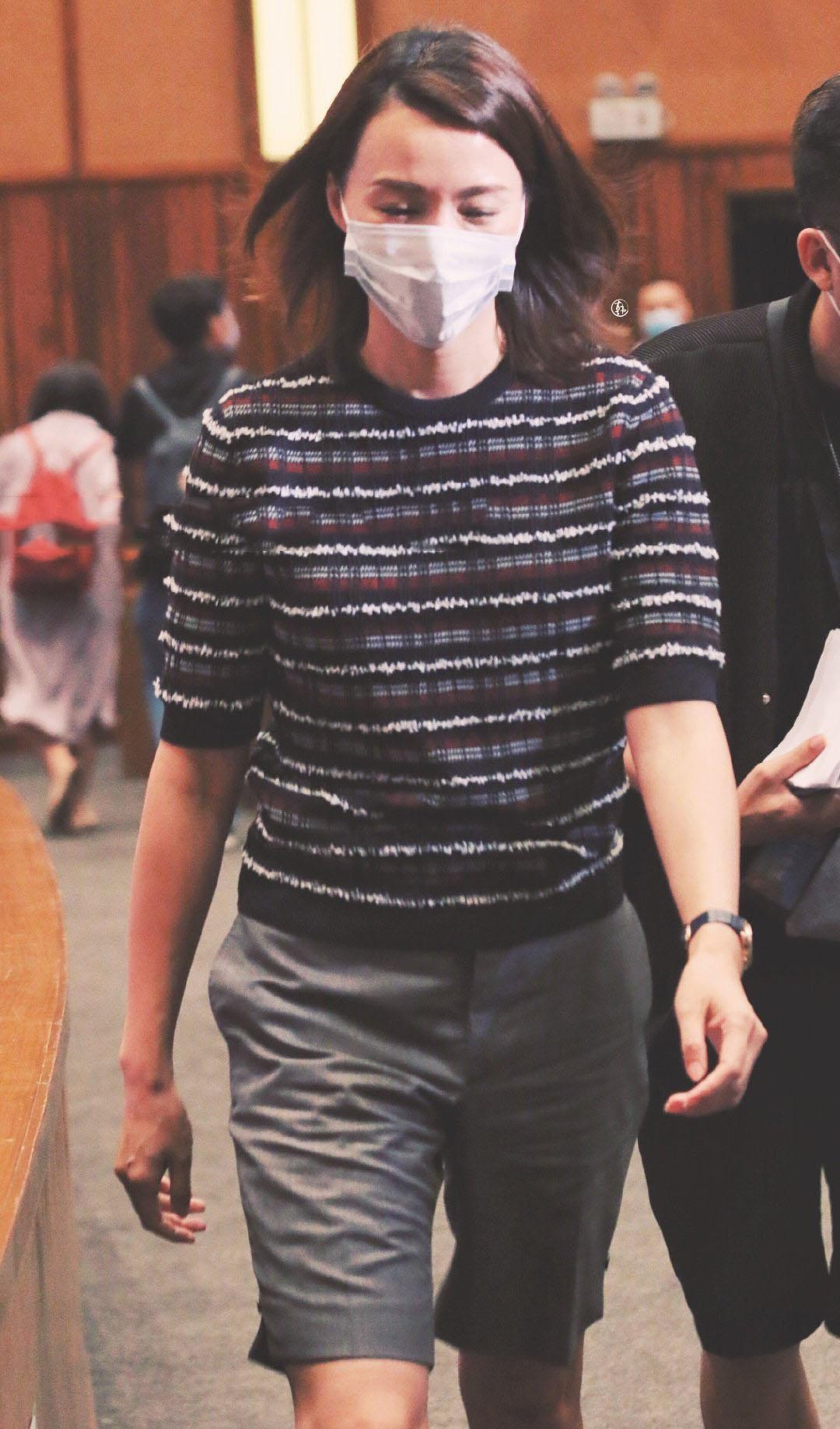 美人哒 董卿活成70后骄傲，针织衫配短裤“上厚下薄”，显瘦不说还挺时髦