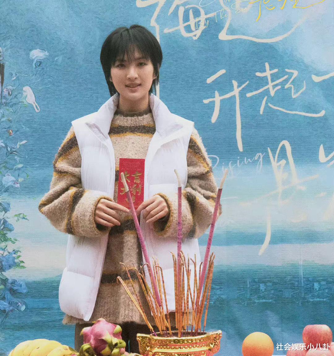 姚安娜|姚安娜新剧拍摄5天杀青！剧组合照稳站C位，造型一改往日华丽