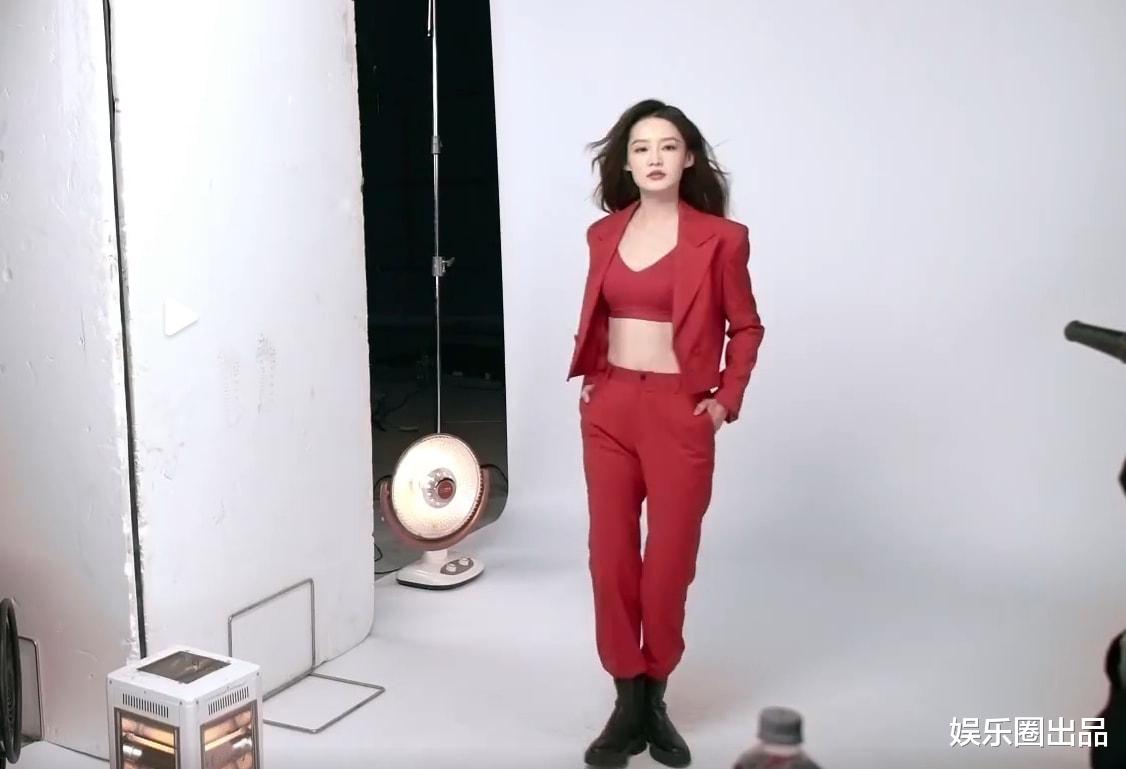 李沁|李沁片场工作照火了，穿露脐装拍代言写真，造型清爽身材傲人