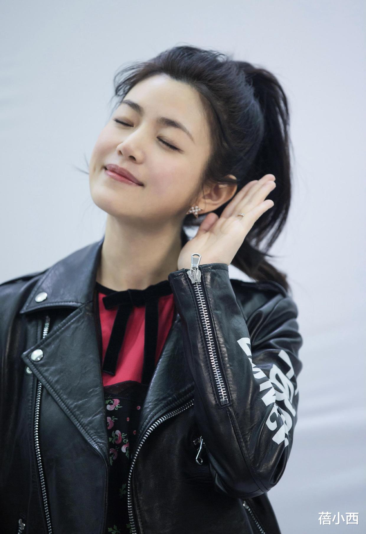 蓓小西|陈妍希明明比陈晓大4岁，却被宠成小女孩，尤物身材穿抹胸裙真美