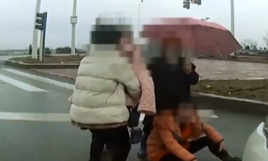 到处踅摸 女子骑电动车追尾汽车,躺在地上不讲理:先给我钱治病