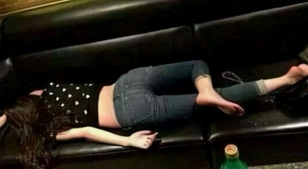 新疆奇案:貌美女酒醉酣睡餐馆包厢引色狼,无耻男浑水摸鱼起歹念