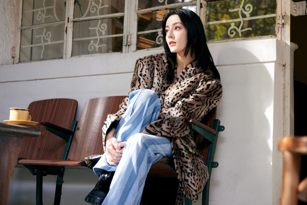 迪丽热巴|迪丽热巴脱口秀跨年造型，舒适又惬意，网友：好像暴发户