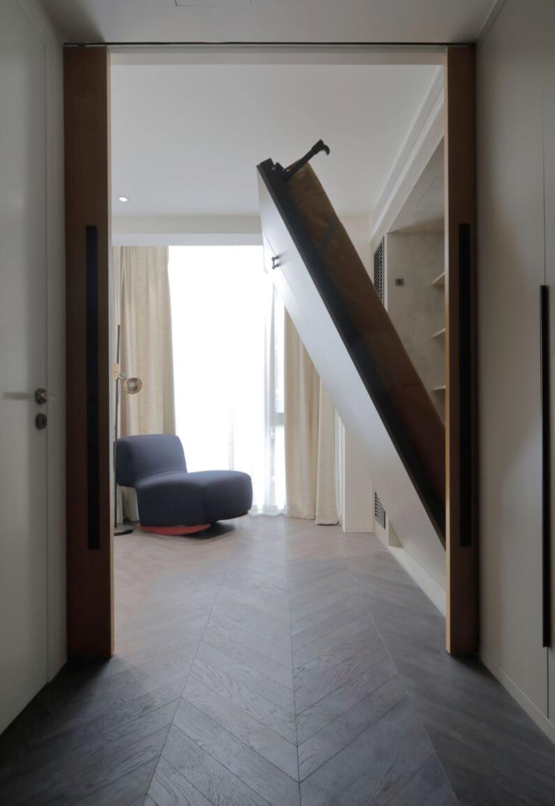 为追求极简,他坚持不要踢脚线,新房完工后,高级又显品味