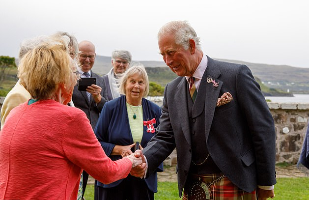 全球时尚风行|懒理梅根嘚瑟!卡米拉和查尔斯穿情侣装甜蜜亮相,玫红大衣真显嫩