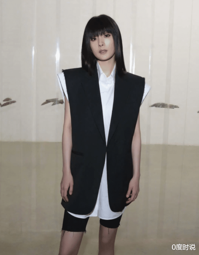 杨幂|34岁杨幂近照流出，齐刘海发型走青涩路线，却被筷子腿抢镜