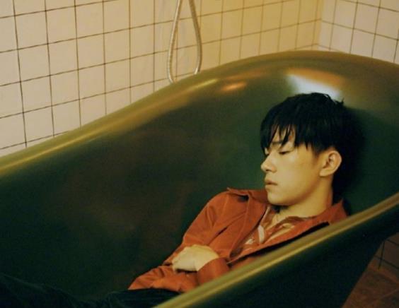 易烊千玺|工作人员透露易烊千玺喜欢汗蒸，私下习惯很撩，粉丝跪求汗蒸地点