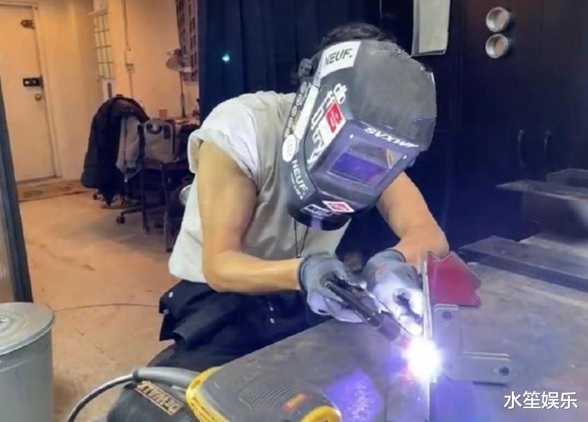 姜栋元|韩国顶级男神姜栋元近况,素颜直播做焊接,这状态真的是41岁吗?