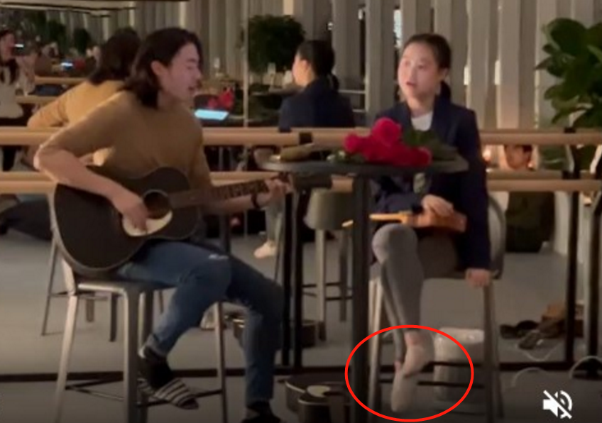 刘秀盈|刘銮雄19岁女儿开私人音乐会！不穿鞋子弹唱，穿紧身裤双腿纤细