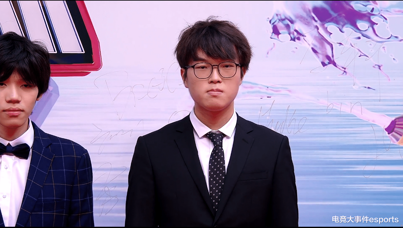 kpl|2021LPL全明星赛周末走红毯环节：星光熠熠，EDG一大家，整整齐齐