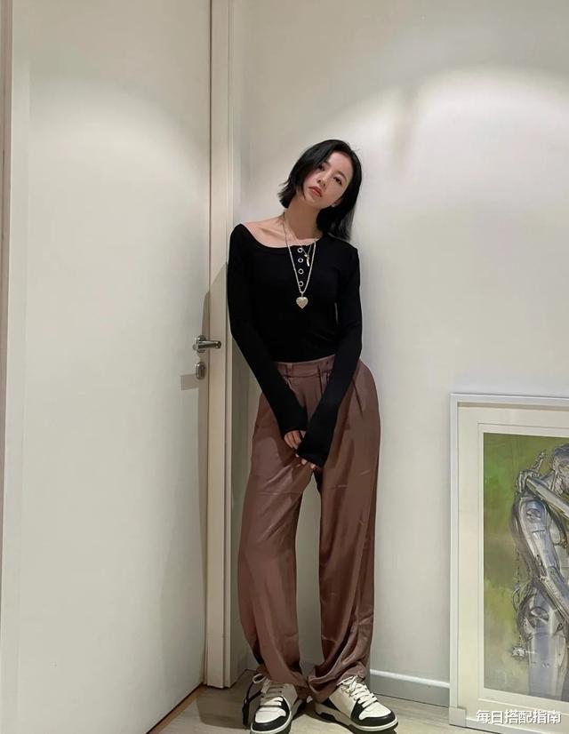 每日搭配指南|入秋后鞋子别乱买，今年流行的是这“2双”，舒适百搭又时髦