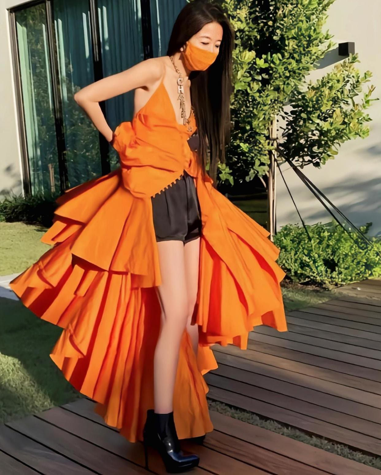 潮帮先生|王薇薇仗着身材好，72岁还敢挑战荧光绿吊带裙，却被生图暴露年龄