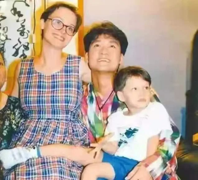 张柏芝|周华健晒照为儿子庆生，31岁周厚安胡子拉碴，被指比父亲还显老