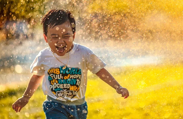 软妈硬爸|扇耳光、扒衣服, 13岁女孩被虐10小时:养废一个孩子,这2个字就够了
