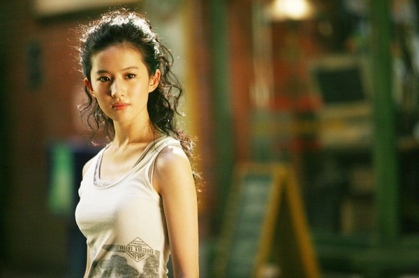 刘亦菲|刘亦菲17岁广告片曝光，在没有美颜滤镜下：给摄影机留点面子