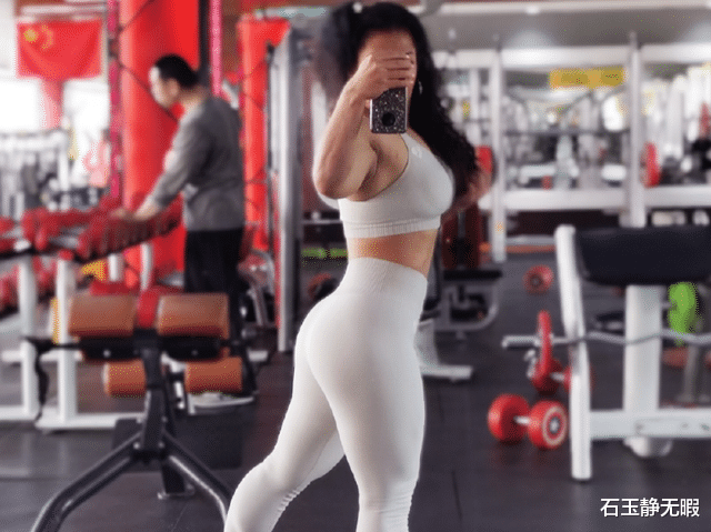 健身小姐姐美娜“腰臀比”惹众人羡慕,坚持网红呼啦圈或能帮你