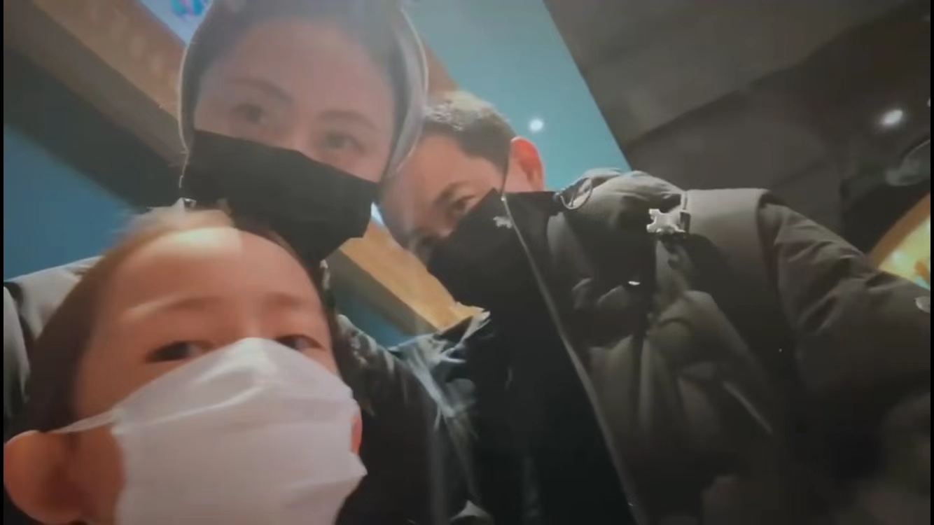 张嘉倪|孙莉一家五口游环球影城,多多牵弟弟超有爱,黄磊全程充当工具人